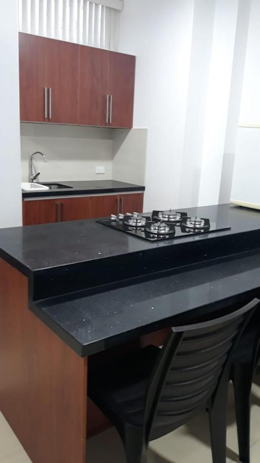 Departamentos Marcecilia De 2 Y 3 Habitaciones En El Centro De 만타 외부 사진
