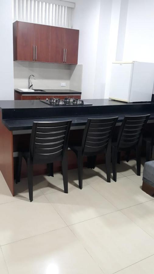 Departamentos Marcecilia De 2 Y 3 Habitaciones En El Centro De 만타 외부 사진