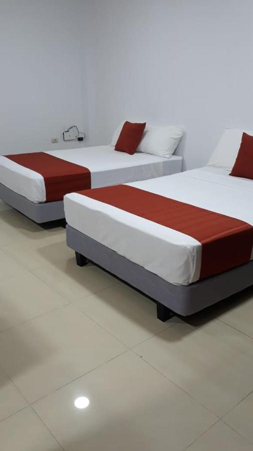 Departamentos Marcecilia De 2 Y 3 Habitaciones En El Centro De 만타 외부 사진